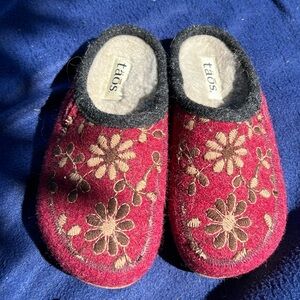 Taos Woolderness Size 36 cranberry color
